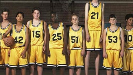 équipe de basket avec un très grand garçon