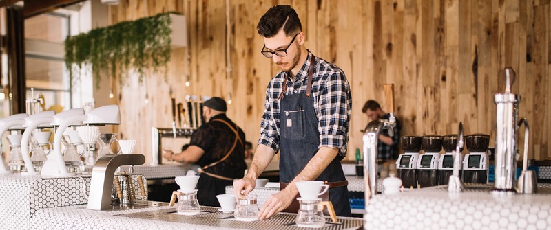 als achttienjarige werken in een café of bar