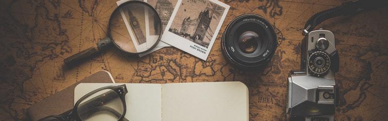 Vintage wereldkaart met foto's en vergrootglas