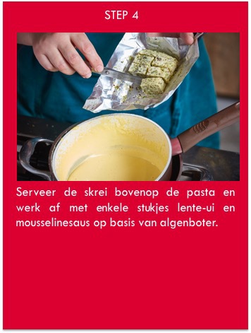 serveer de skrei bovenop de pasta